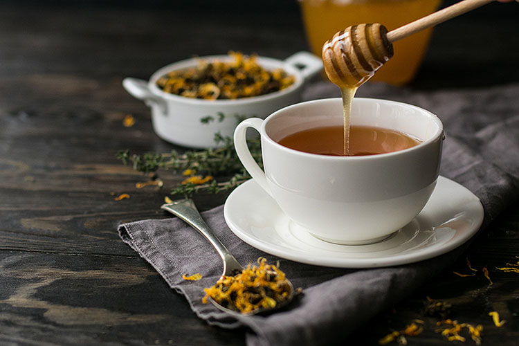 Tea with honey to relieve cold symptoms.